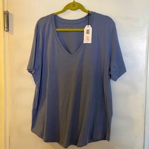 NWT Universal Standard Short sleeve V neck T in size L 22/24